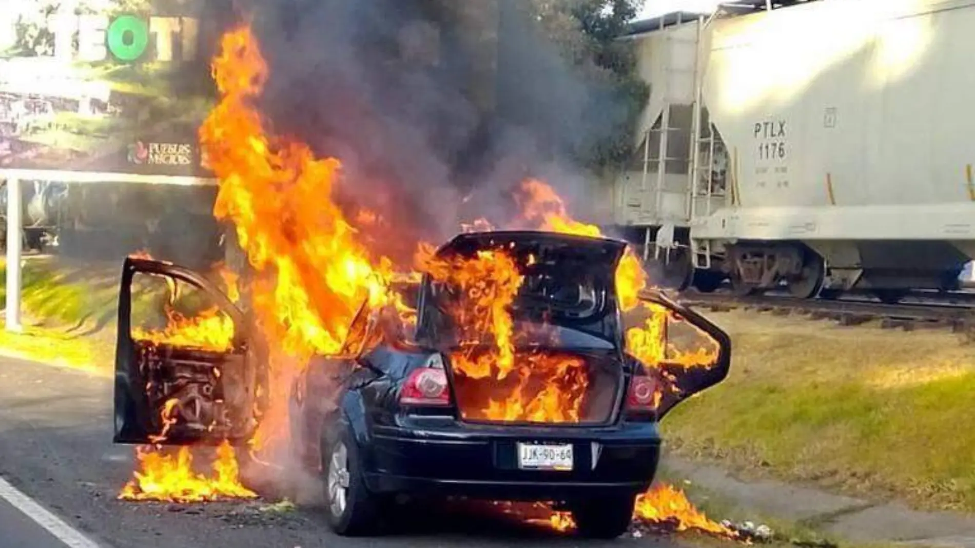 se incendia auto _ auto con fuego _ vehículo con fuego